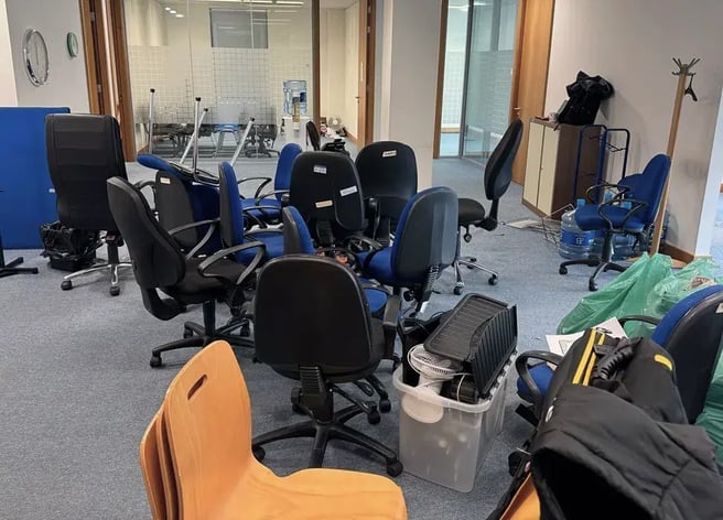 office-furniture-ready-to-be-packed